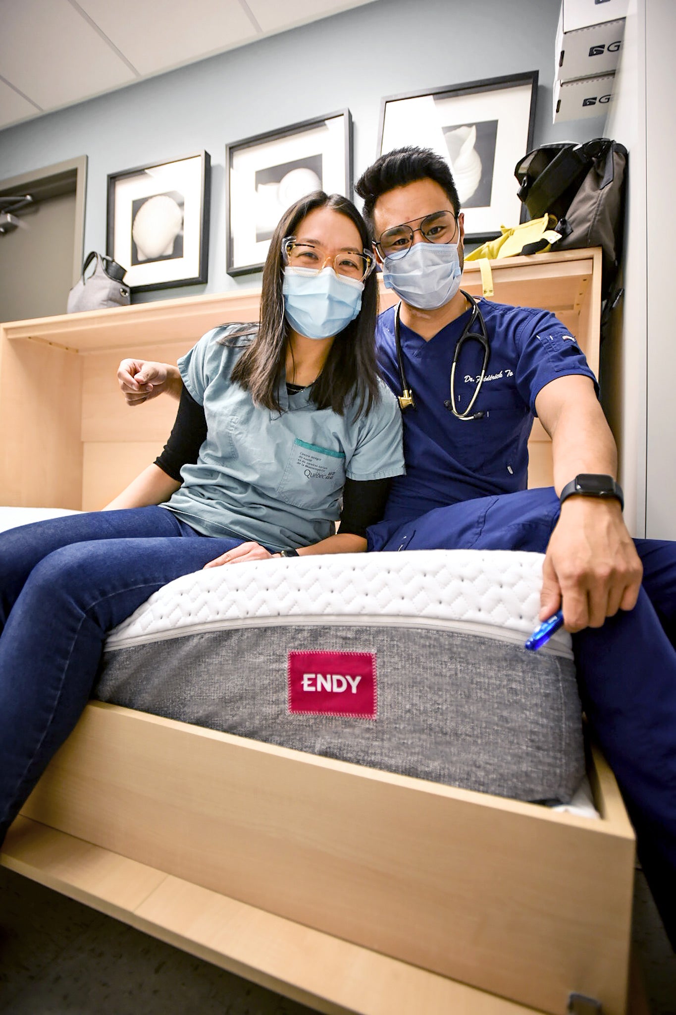 Deux travailleurs de la santé de l'hôpital Pierre Boucher sont assis sur un matelas Endy nouvellement livré.